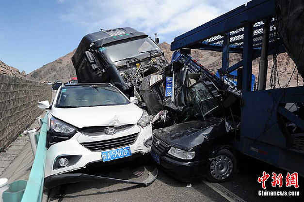新疆托克逊县地震致高速路车辆连环相撞 8人受伤