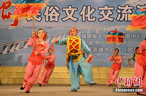 图为6月11日,漳浦芗剧团表演《大鼓凉伞》.郑祚声 摄