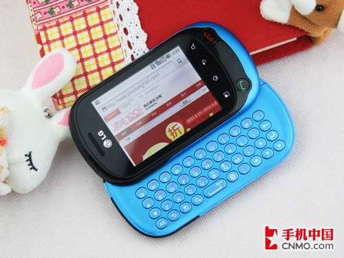 LG C550采用侧滑全键盘设计