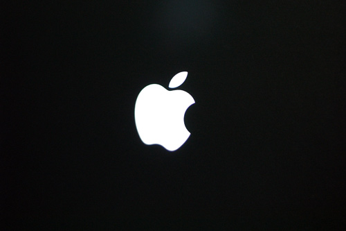 黑暗环境下,外壳上带有白色背光的苹果logo很显然,macbook pro绝对不