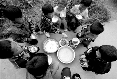 穷人家的孩子吃饭图片