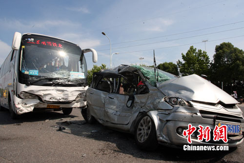 张芹)23日上午,武汉市经济开发区沌阳大道两小时内连发两起交通事故