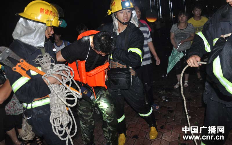 消防战士暴雨夜连续出动5次 劳累休克生命垂危