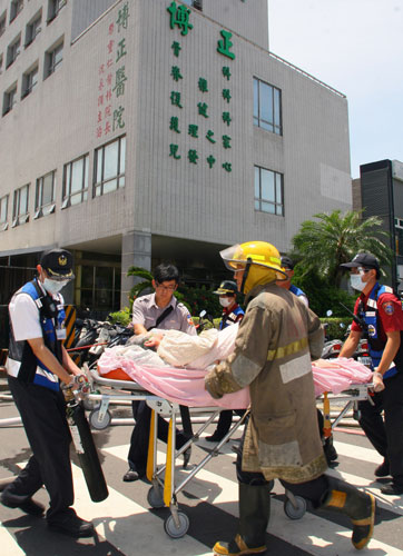 高雄市一医院突发火警 逾百名患者被疏散(图)