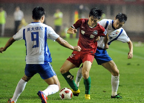 圖文:[中超]河南1-1山東 張璐控球