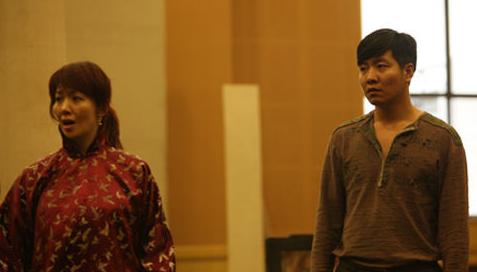 “瑞珏”卢芳（左）的另一个身份是演员胡军的妻子