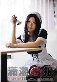 小鸟（化名）喜欢模仿动漫有好几年了，这次趁暑期在女仆主题咖啡屋打工。