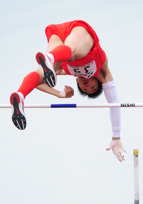 图文:田径亚锦赛男子撑杆跳 杨雁盛飞越横杆