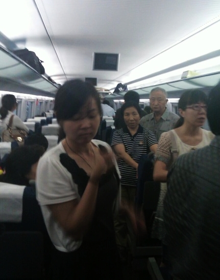 13日，G114列车在镇江南站附近非正常停靠，图为旅客在等消息。来源：网友“Anna_zhang_”