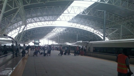 13日，G114列车在镇江南站附近非正常停靠，图为旅客在换车。来源：网友“Anna_zhang_”