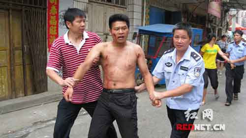 民警在县城将涉嫌聚众斗殴的主要犯罪嫌疑人之一的叶某抓获