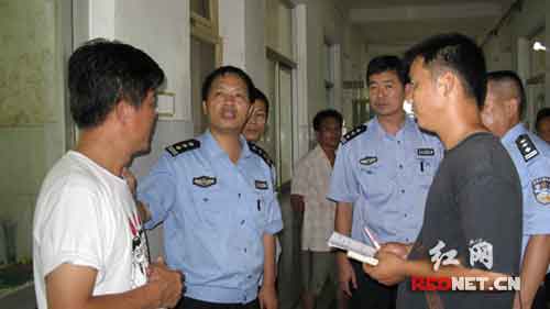 江永县政府党组成员、公安局长刘建能（左二）在人民医院安排受伤人员的治疗工作