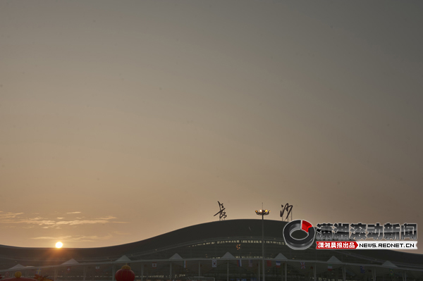 19日早晨,长沙黄花机场新航站楼,太阳刚好跃过航站楼的弧线屋顶.