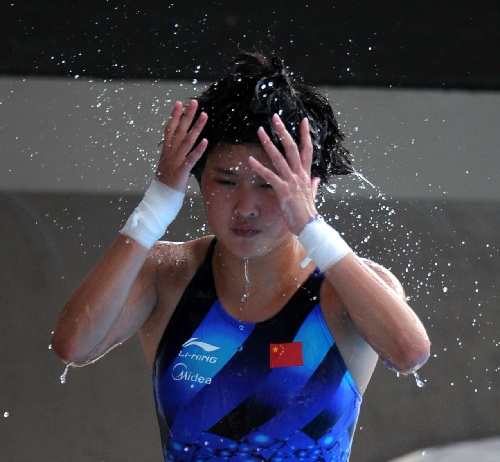 图文世锦赛10米台精彩瞬间陈若琳弄干湿发