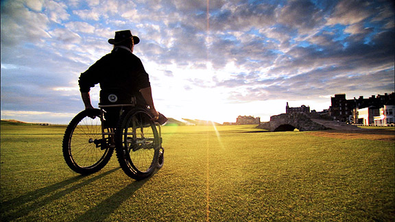 坐轮椅征服老球场美国老兵创造神奇高尔夫纪录
