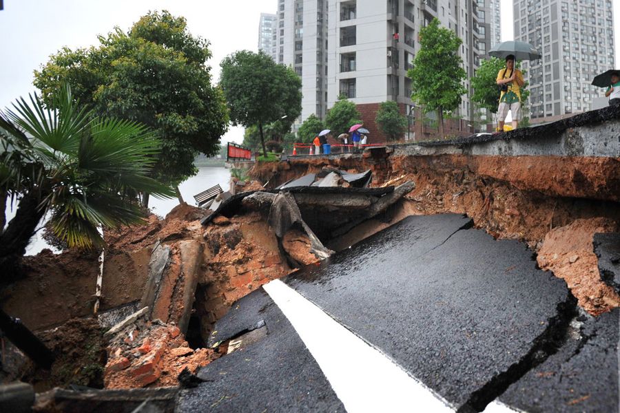 武汉4名官员因暴雨致城区内涝被处分(组图)
