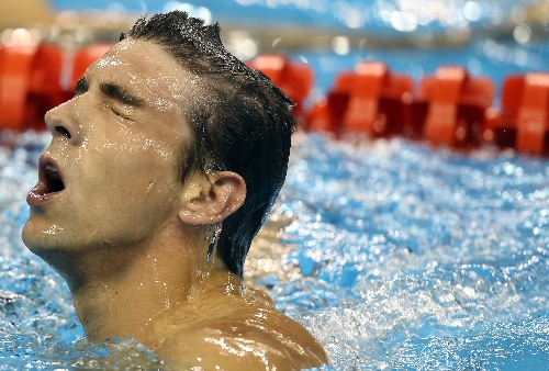 图文:男子200米自由泳决赛 菲尔普斯摘下泳帽