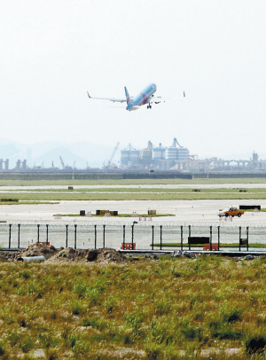 深圳機場步入雙跑道時代 空中交通擁堵仍存(圖)