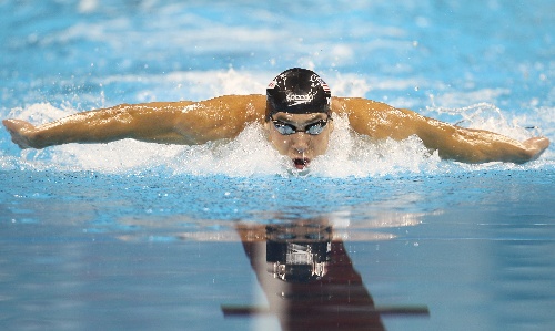 图文:男子200米蝶泳菲尔普斯夺冠 全力比赛