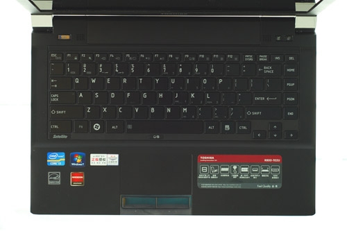 东芝Satellite R800操作区设计