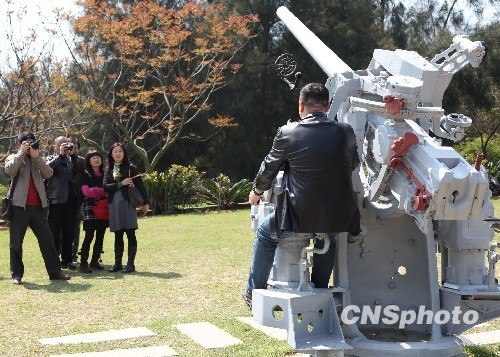 资料图：金门的战地景物吸引大陆游客摄影留念。