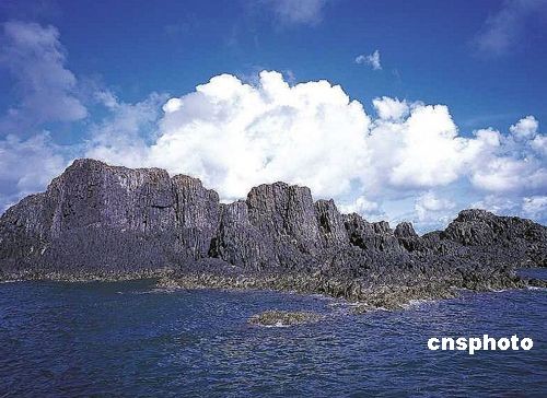 资料图：台湾澎湖县特殊发达的玄武岩自然景观，拥有世界级的潜力，积极争取成为世界自然遗产。澎湖无人岛锭钩屿，素有“海上小桂林”的美誉。 图片拍摄：2005年11月4日