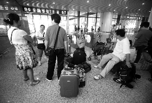 7月12日，京沪高铁部分列车晚点，不少乘客滞留南京南站。山山 摄