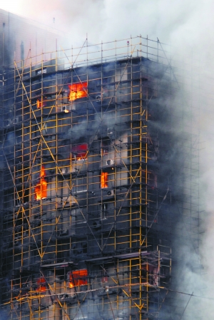 2010年11月15日,上海静安区一栋20多层的住宅楼施工时突发大火,导致58
