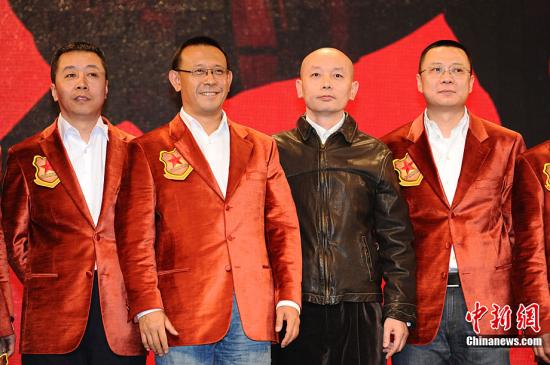 资料图：2011年1月21日，电影《让子弹飞》片方在北京举行新春团拜会。图为姜文和各主创红衣喜庆出席。中新社记者 李学仕摄