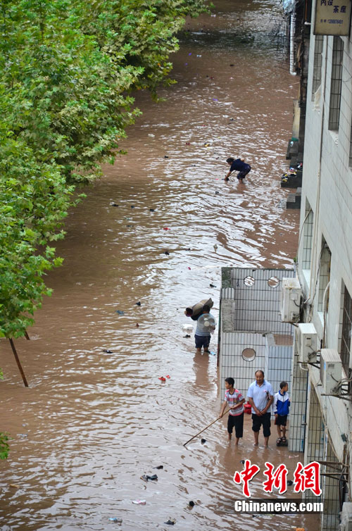 8月4日，四川省达州多地普降大暴雨，持续降雨致使达州主城区州河水位急涨，城区多条街道进水严重。当日下午5时，达州拉响了2011年第一次防洪警报。 中新社发 张骥 摄