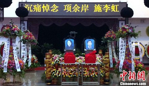 小伊伊的父亲项余岸,母亲施李虹的遗体告别仪式在温州殡仪馆举行