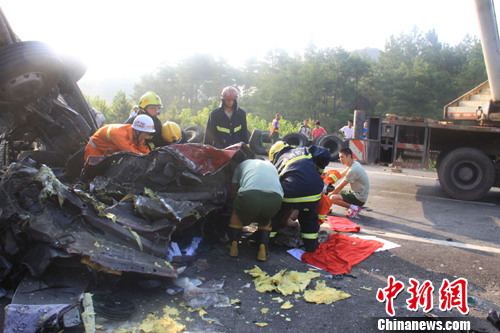 组图:沪昆高速江西上饶段发生重大交通事故