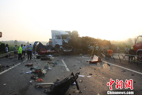 组图:沪昆高速江西上饶段发生重大交通事故