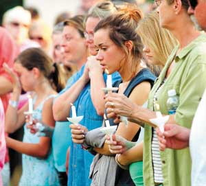 8月7日，民众手持蜡烛为遇害者祈祷。新华社/路透