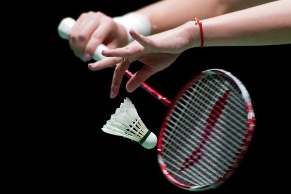 图文:羽毛球世锦赛女双决赛 于洋发球特写
