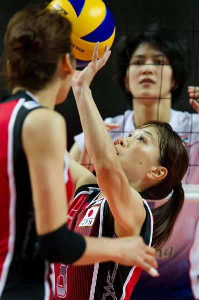 组图:木村沙织发球神情专注 日本美女暴扣显威