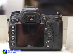 ῵D7000