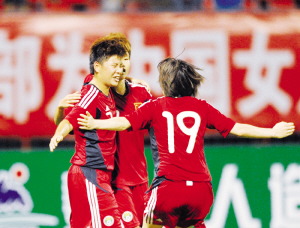 尤佳（左）打入奥预赛中国女足的首粒进球