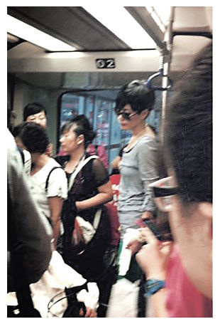 王菲被网友拍下乘搭地铁的照片放上微博