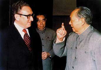 基辛格历年来多次到访中国。图为70年代他与当时的领导人毛泽东（右）、周恩来（中）会晤。