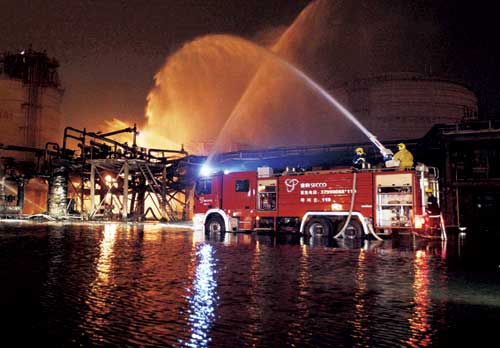 上海化工区一化工厂发生火灾 原因尚在调查(图)