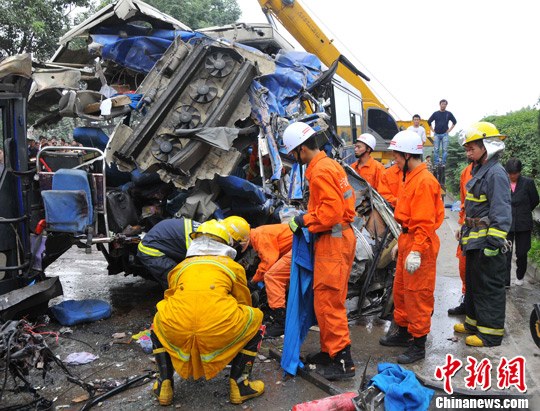 马鞍山高速特大车祸图片大全,苏a49666大巴追尾皖e07410水泥罐车