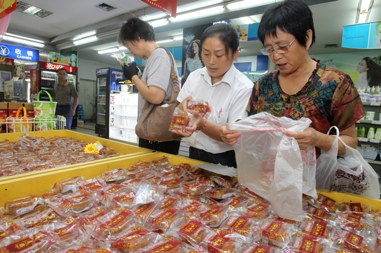 中秋节前夕,市民正在超市选购月饼