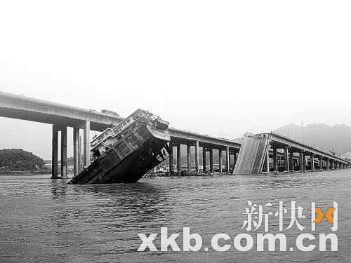 广东九江大桥坍塌肇事船主4年3过堂 否认撞倒桥