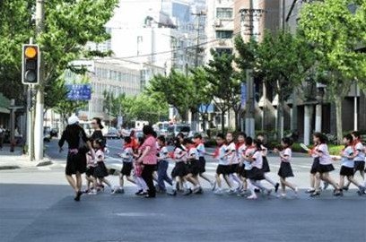 中小学生在户外运动,要注意安全避免伤害 本版图片均为 晚报记者 龚星