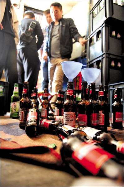 媒体新闻滚动_搜狐资讯 收购"百威"等名牌啤酒酒瓶,灌上低价啤酒,将
