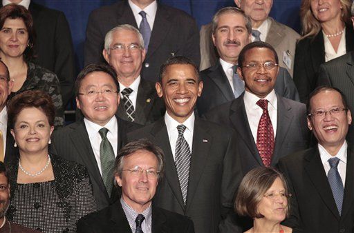 多国领袖联大合影,美国总统奥巴马大手一挥,将蒙古总统脸部遮住