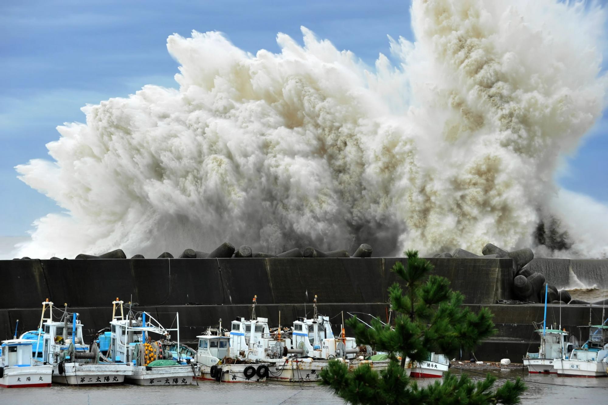 9月21日，滔天巨浪拍打日本熊野市纪宝町的防波堤。