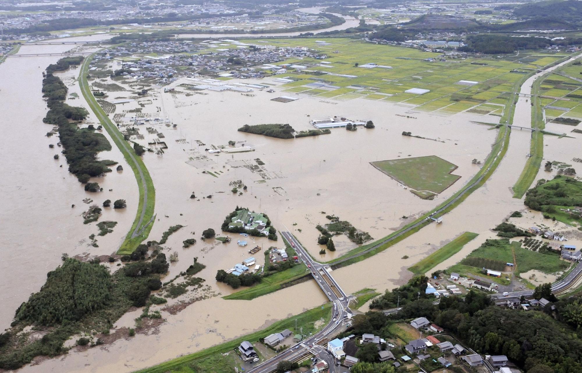 9月21日，滔天巨浪拍打日本熊野市纪宝町的防波堤。