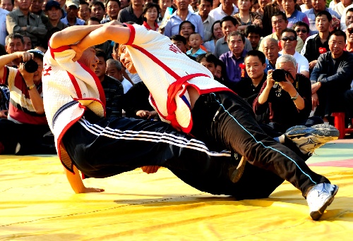 图文:中国式摔跤热津门 两爱好者在做表演